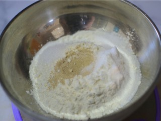 1、火腿披萨,将面粉，酵母，糖，盐，橄榄油放入容器