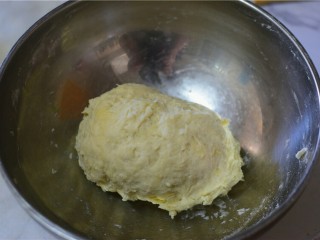 2、火腿披萨,加入温水，揉成面团，盖保鲜膜，发酵到二倍大