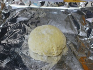 5、火腿披萨,放入锡纸上