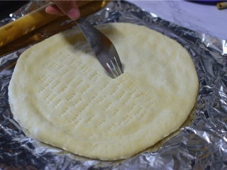 7、火腿披萨,用叉子在中间扎一下