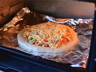 12、火腿披萨,烤箱200度，烤20分钟左右，边缘变金黄即可