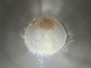 1、芒果披萨,把面粉,奶粉,酵母盐放入厨师机桶