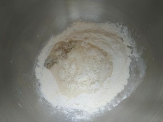 2、芒果披萨,搅拌均匀后放入玉米油和水