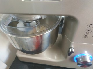 3、芒果披萨,厨师机1档三分钟,2档七八分钟即可