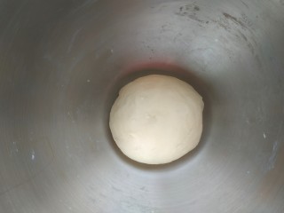 4、芒果披萨,和成光滑的面团,盖上保鲜膜发酵