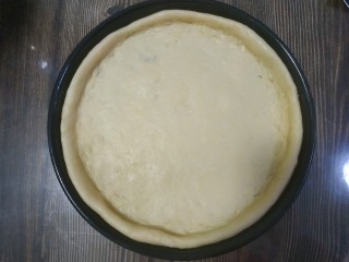 8、芒果披萨,把面饼放入披萨盘整形