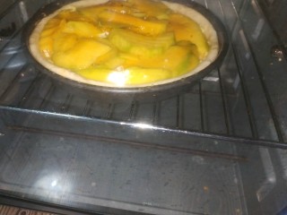 14、芒果披萨,烤箱预热后,放入烤箱,中层上下火190度。烤10分钟