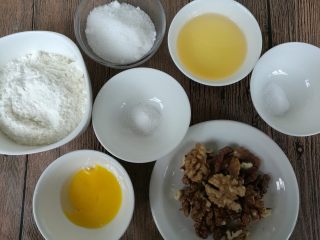 1、植物油版核桃酥,准备好所有材料，以免制作时手忙脚乱。
