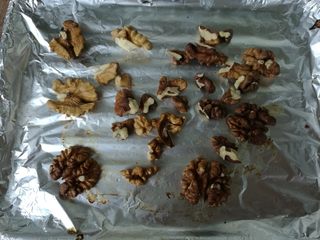 2、植物油版核桃酥,将核桃仁平铺在烤盘内，160度上下火烘烤5分钟。