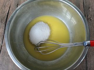 5、植物油版核桃酥,加入细砂糖。