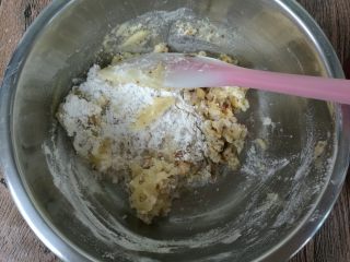 8、植物油版核桃酥,加入切好的25克核桃碎（这一步拌了两下才想起来拍照）。