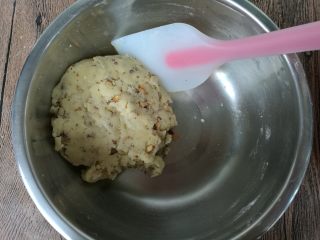 9、植物油版核桃酥,用硅胶刀混合压拌均匀。烤箱预热上下火175度10分钟。