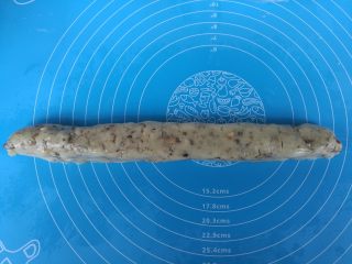 10、植物油版核桃酥,面团放案板上，整理成长条。