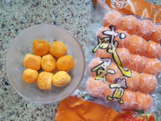 1、广式月饼~金沙奶黄馅儿,1．取8个小号的蛋黄，提前浸油处理，喷白酒，烤箱中烤熟，烤熟后冰箱冷藏一晚。