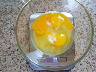 4、广式月饼~金沙奶黄馅儿,4．加入白砂糖90克，搅拌均匀。