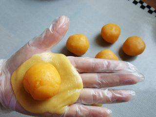 15、广式月饼~金沙奶黄馅儿,15．将馅料放在月饼皮上。