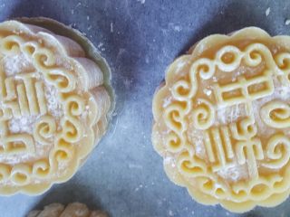 19、广式月饼~金沙奶黄馅儿,19．用自己喜欢的模具，压制月饼。