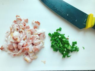 2、香脆饺子皮披萨,培根葱分别切碎