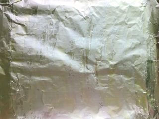 4、香脆饺子皮披萨,烤盘铺上锡纸,刷层橄榄油