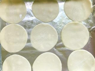 5、香脆饺子皮披萨,摆好饺子皮