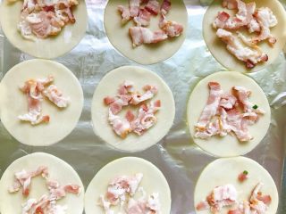 6、香脆饺子皮披萨,铺上培根碎