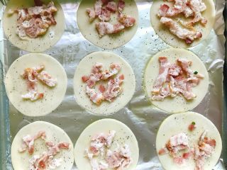 7、香脆饺子皮披萨,撒上黑胡椒粉