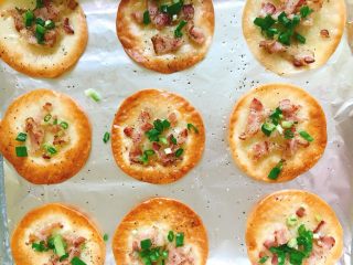 9、香脆饺子皮披萨,再撒上葱花 ,再撒上马苏里拉奶酪(步骤图忘记拍了????)