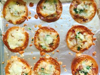 10、香脆饺子皮披萨,200度上层,烤到奶酪碎融化即可!注意观察下~