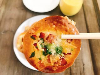 13、香脆饺子皮披萨,边缘脆脆的,中间部位软软的很香很香!这时候需要配上一杯可乐,哇(σ゚∀゚)σ哇太完美了!一口气全吃掉了。????