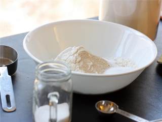 2、芝士三重奏披萨,擦碎所有芝士。