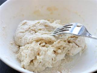 3、芝士三重奏披萨,通用面粉(1 1/2 杯), 白糖(1 茶匙), 酵母(1/2 茶匙),盐 混合在一个大碗中。