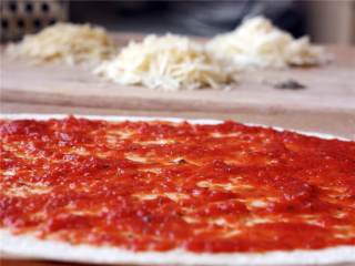 4、芝士三重奏披萨,加入温水(1/2 杯)然后揉成面团， 面团应该有点粘性的。