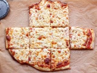 6、芝士三重奏披萨,撒上芝士，先马苏里拉，再是asago，最后帕玛森。然后再撒上黑胡椒。