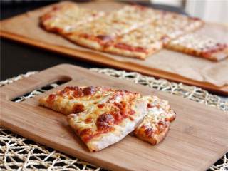 7、芝士三重奏披萨,把披萨放入披萨盘里, 烤12-15 分钟，直至边缘金黄变脆。