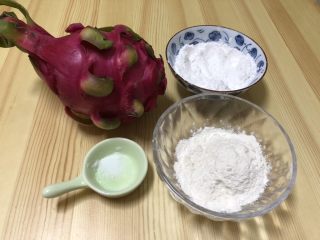 1、火龙果水果凉皮,首先准备好所有食材，火龙果，淀粉和高筋面粉，盐，面粉一定选择高筋面粉有韧度，配料就没有展示，主要是做凉皮方法。
