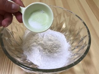 2、火龙果水果凉皮,淀粉和面粉加盐1g放入一起，搅拌混合均匀。