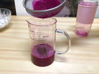 4、火龙果水果凉皮,然后把火龙果汁过滤一遍，去掉籽