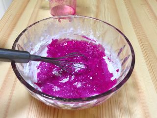 5、火龙果水果凉皮,过滤后的果汁量在150-160之间，倒入面粉中搅拌均匀