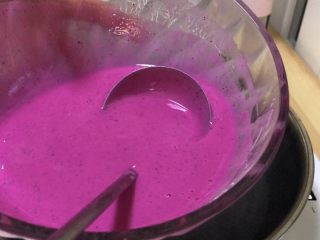 6、火龙果水果凉皮,搅拌成面糊高处滴落成流线状就好。