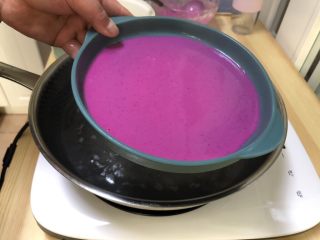 7、火龙果水果凉皮,如果你没有专用的凉皮盘子也可以像我一样用平底瓷盘，火锅勺子舀入多半勺摇匀。