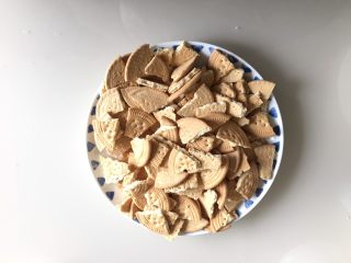 2、可可雪花酥,韧性饼干以前掰小块，不用太碎