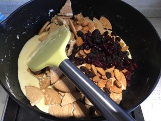 7、可可雪花酥,倒入饼干碎、提子干、蔓越莓干、巴旦木