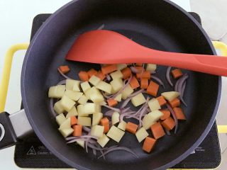 2、宝宝辅食：彩蔬虾仁浓汤-18M+ ,锅里刷一层植物油，洋葱翻炒出香味后，将提前准备好的土豆、胡萝卜丁下锅，中火翻炒至7、8分熟左右。