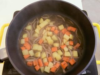 3、宝宝辅食：彩蔬虾仁浓汤-18M+ ,倒入热水，水的量没过蔬菜即可，转小火炖煮直至蔬菜较软烂，然后连菜带汤倒出备用。