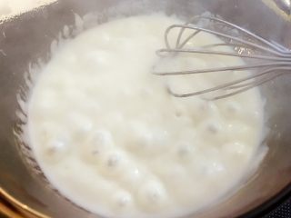 4、宝宝辅食：彩蔬虾仁浓汤-18M+ ,分2次加入牛奶，用勺子或打蛋器不断搅拌， 直至变成均匀的白酱。