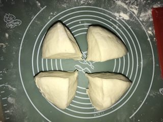 4、免出膜香肠包,重新整成圆团后分四份，再滚圆配15分钟