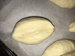 5、免出膜香肠包,整形成橄榄形，再次发酵至1倍大，纵向中间割开