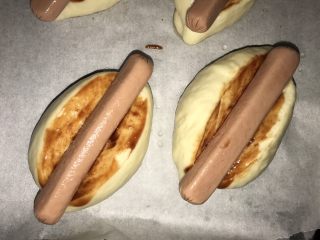 7、免出膜香肠包,放入香肠，入预热好180度烤箱烤12-15分钟