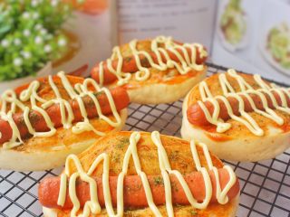 8、免出膜香肠包,挤上沙拉酱，洒海苔粉