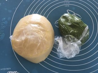 6、抹茶紫薯蛋黄酥,油皮材料混合揉均匀放保鲜袋，油皮要使劲多揉一会，油酥材料也揉均匀放保鲜袋，然后醒面一个小时